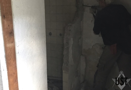 Abbruch der Wand zur Dusche im Keller unter dem vorderen Gebäudeabschnitt